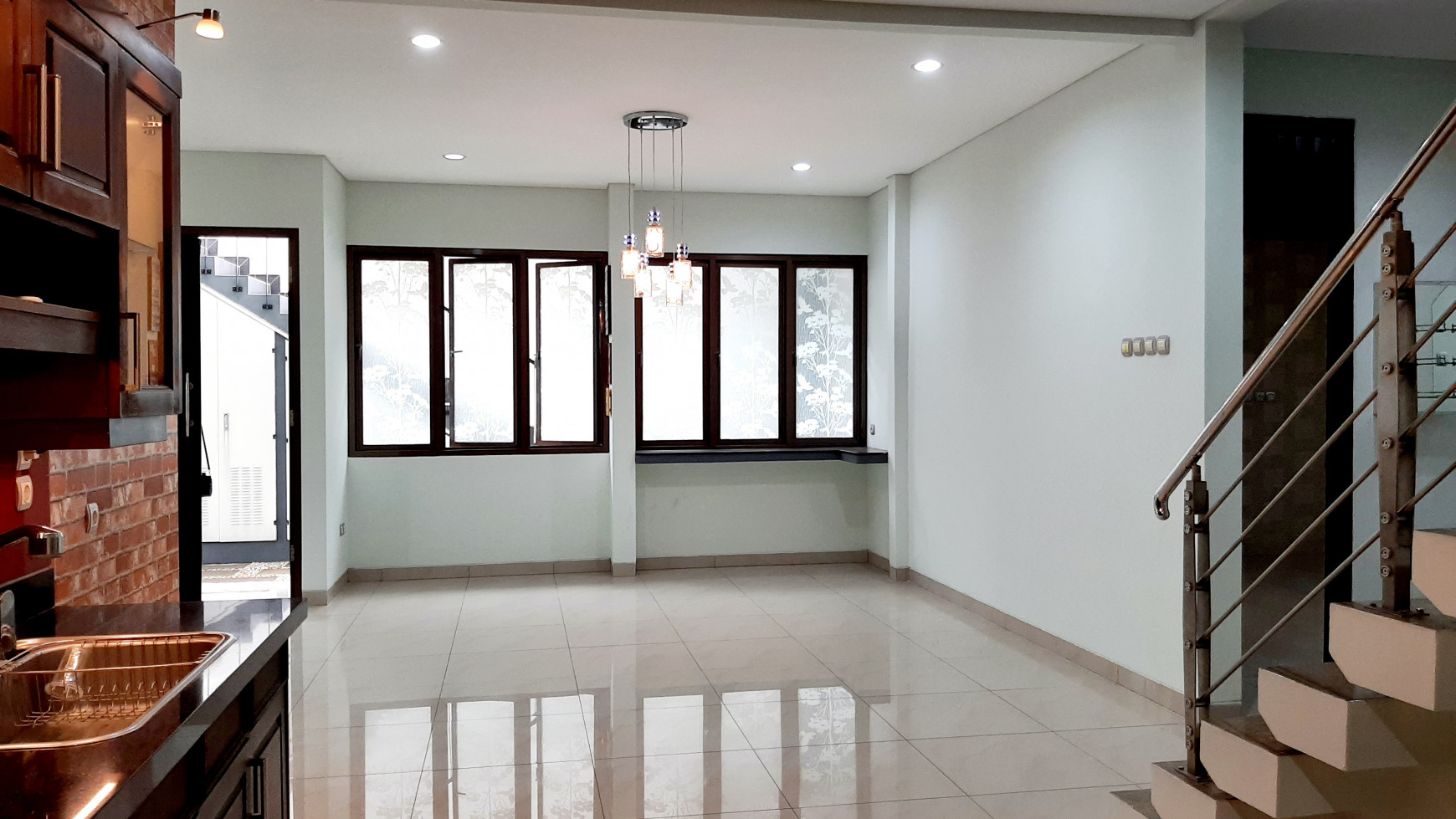 Dijual rumah Hoek 2 lantai di samping lap. basket & taman asri @ Puri Indah, JakBar 