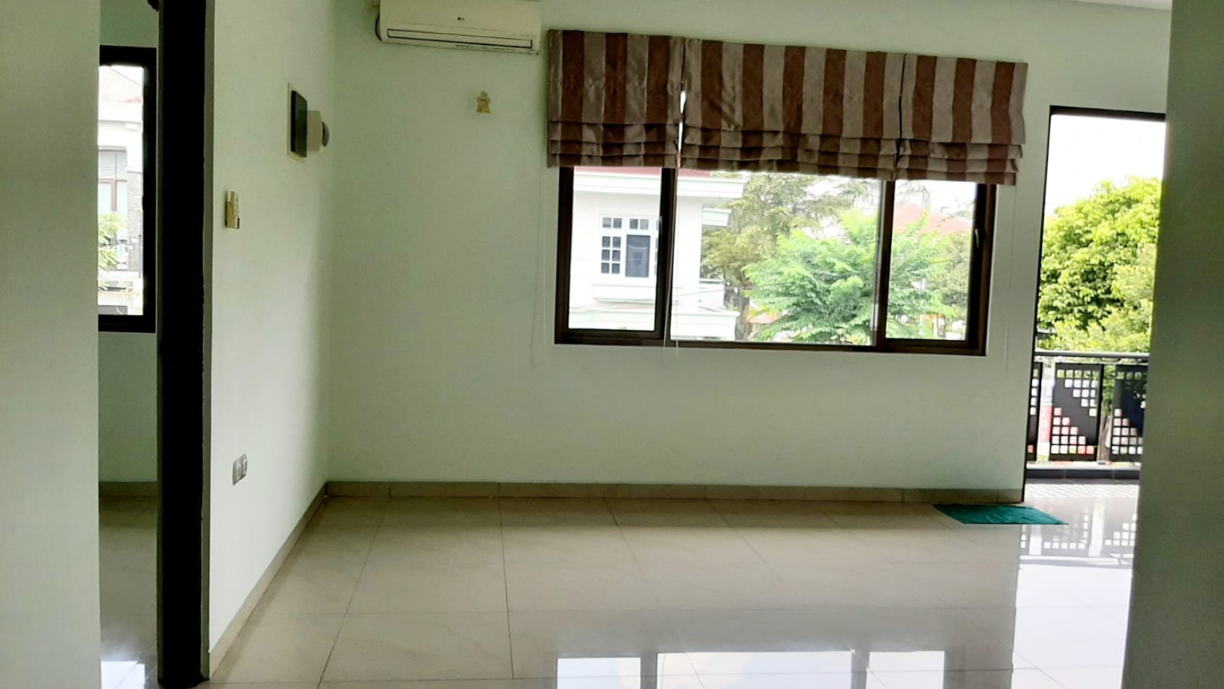 Dijual rumah Hoek 2 lantai di samping lap. basket & taman asri @ Puri Indah, JakBar 