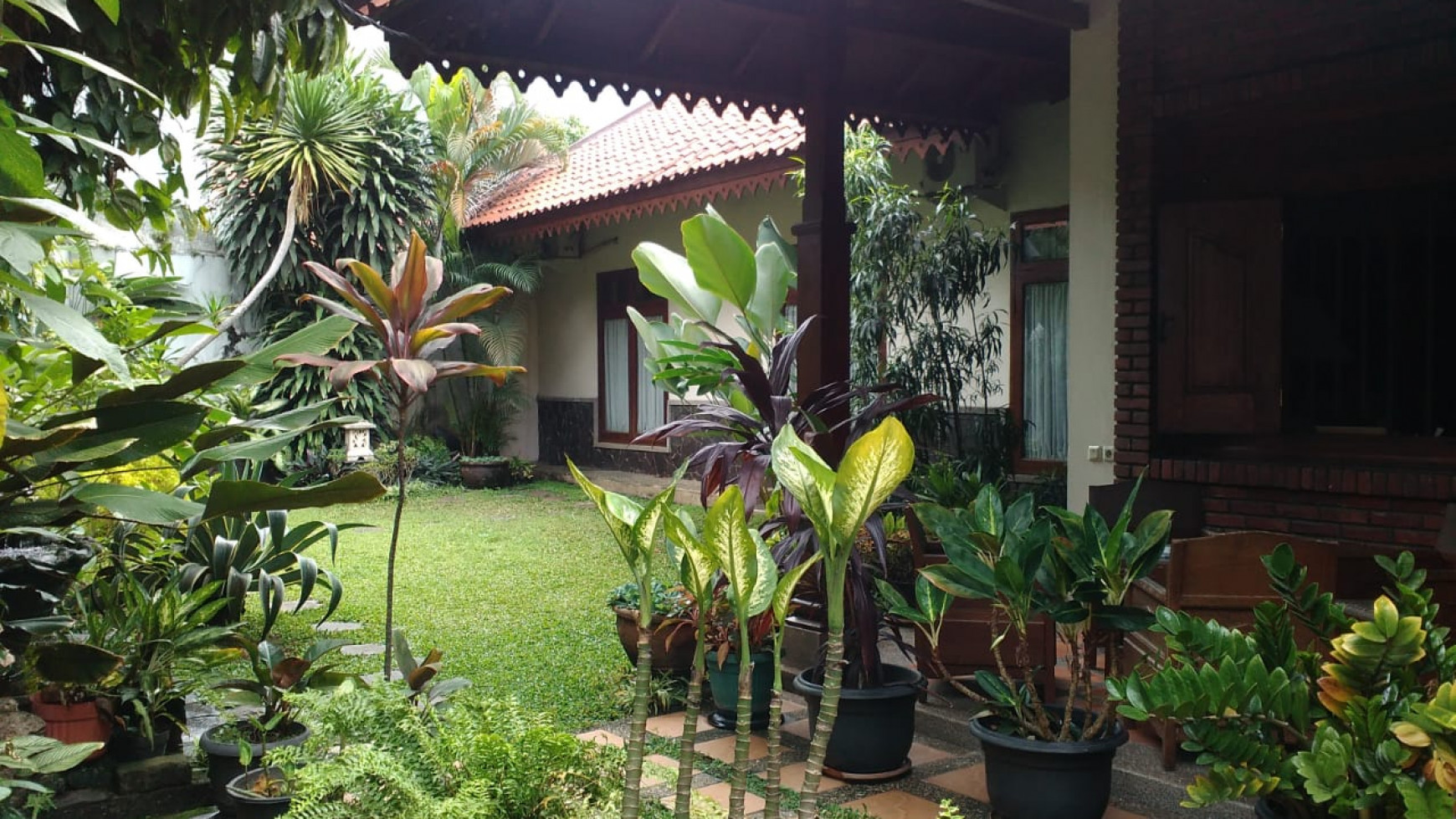 Rumah etnik jawa dengan kayu jati area Cipete jaksel 