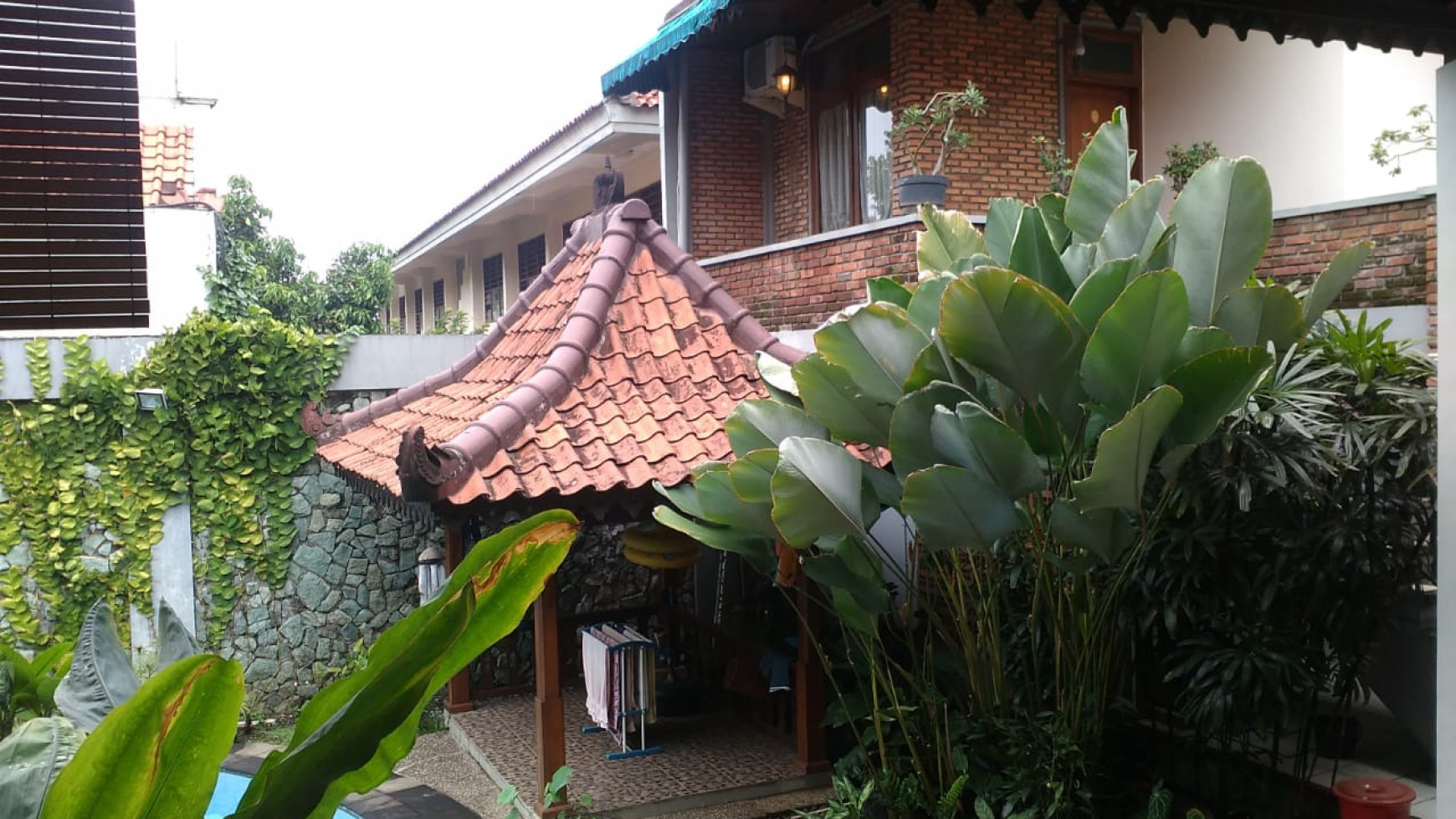 Rumah etnik jawa dengan kayu jati area Cipete jaksel 