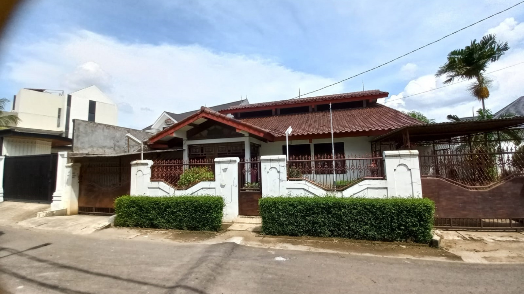 Rumah siap huni kokoh di pesanggrahan