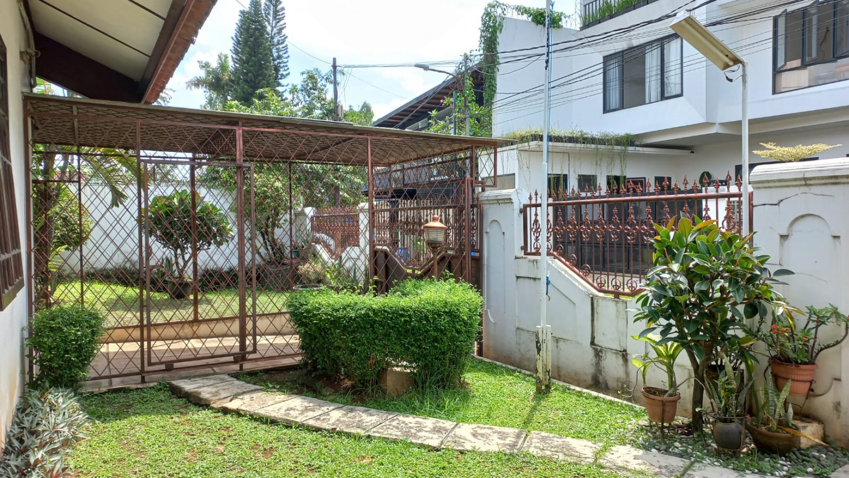 Rumah siap huni kokoh di pesanggrahan