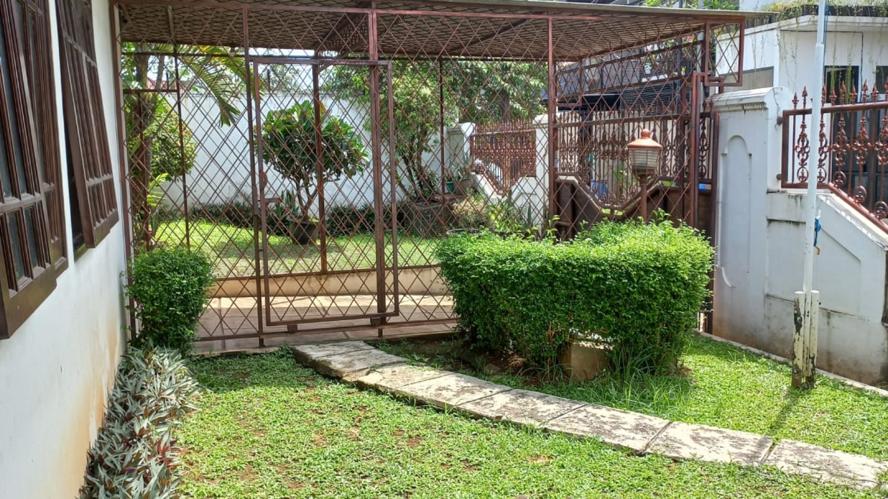 Rumah siap huni kokoh di pesanggrahan