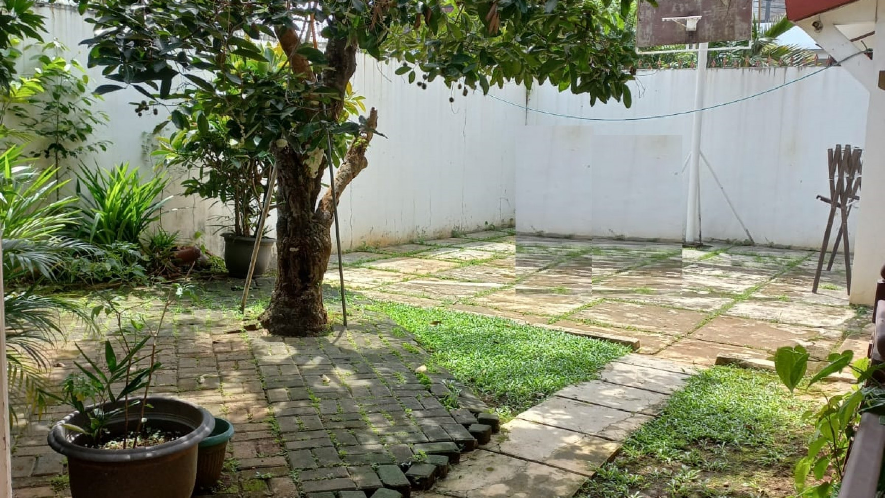 Rumah siap huni kokoh di pesanggrahan