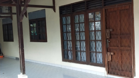 Rumah Lama Lokasi Strategis  di Kemandoran, Jakarta Selatan..