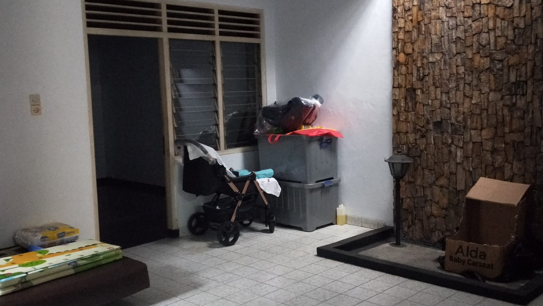 Rumah Lama Lokasi Strategis  di Kemandoran, Jakarta Selatan..