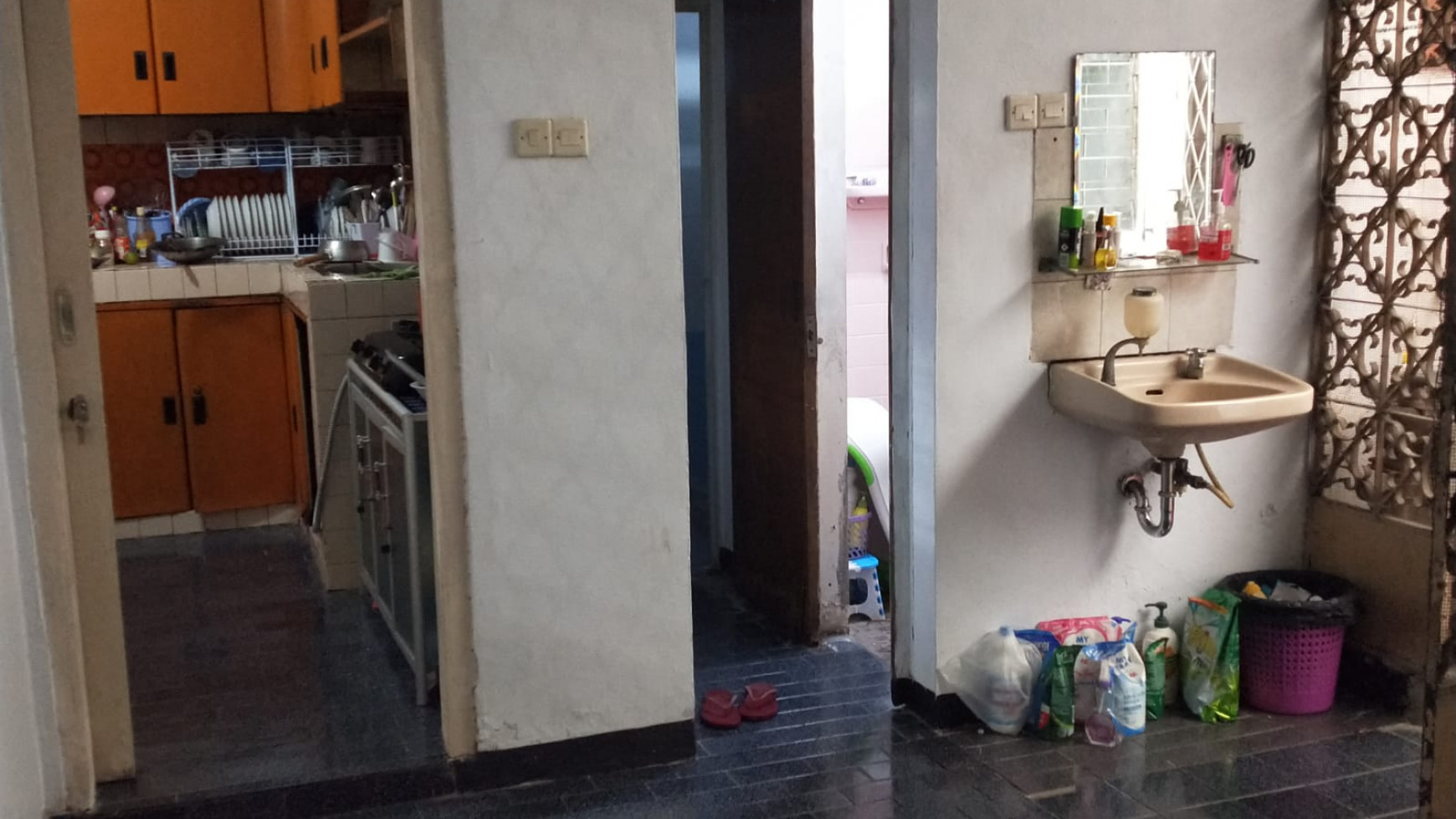 Rumah Lama Lokasi Strategis  di Kemandoran, Jakarta Selatan..