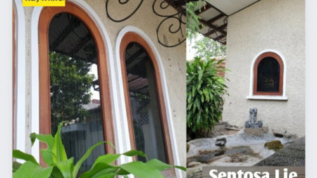 Jual / Sewa Rumah Taman Jemursari Selatan - Wonocolo- Surabaya - Unik Bergaya SPANYOL - Halaman LUAS