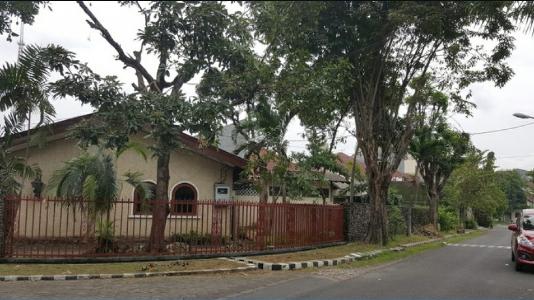 Jual / Sewa Rumah Taman Jemursari Selatan - Wonocolo- Surabaya - Unik Bergaya SPANYOL - Halaman LUAS