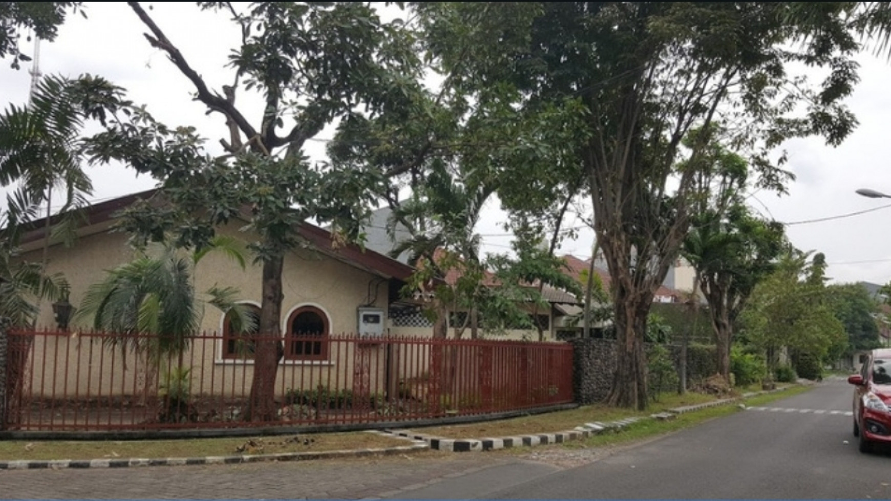 Disewakan Rumah Taman Jemursari Selatan - Wonocolo - Surabaya - Unik Bergaya SPANYOL - Instagramable