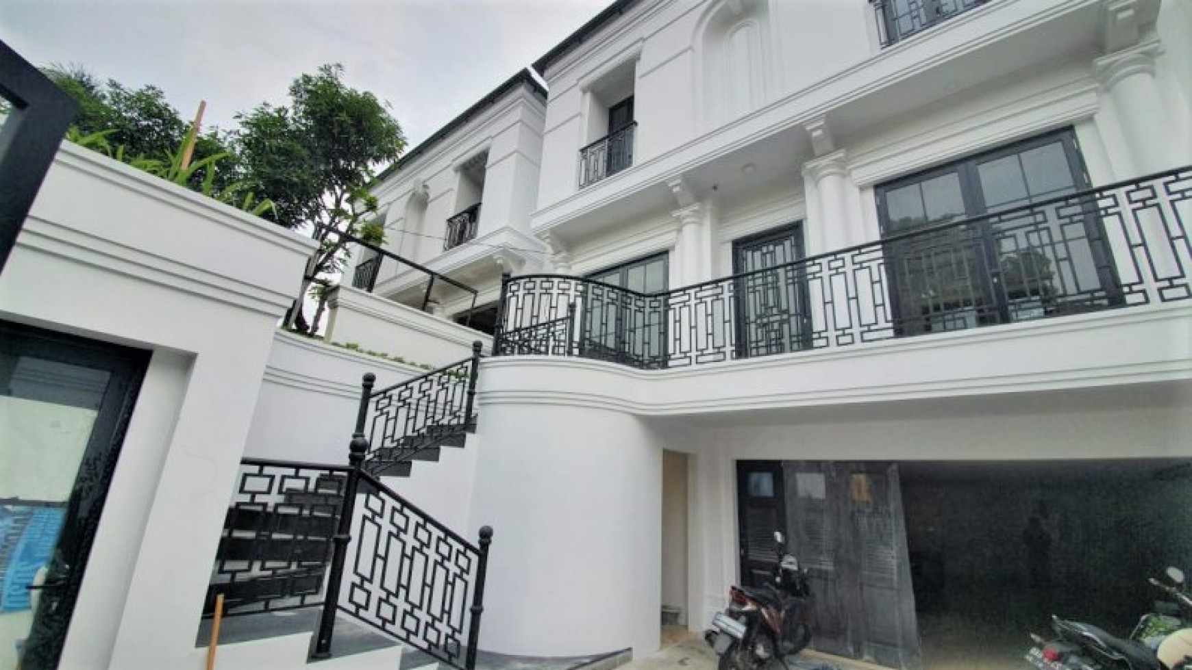 For Sale Rumah baru 2,5lantai design American klasik mewah area Cipete jaksel