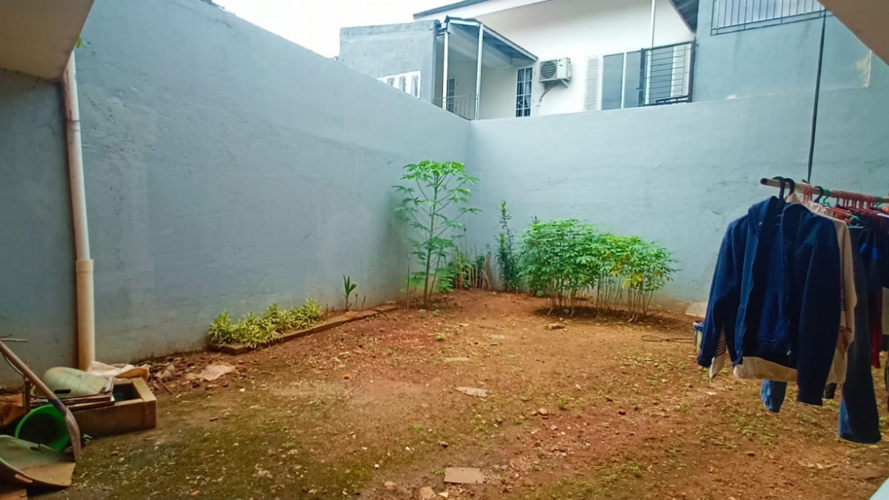 Rumah 2 lantai siap huni dalam cluster, lokasi strategis di Bintaro.