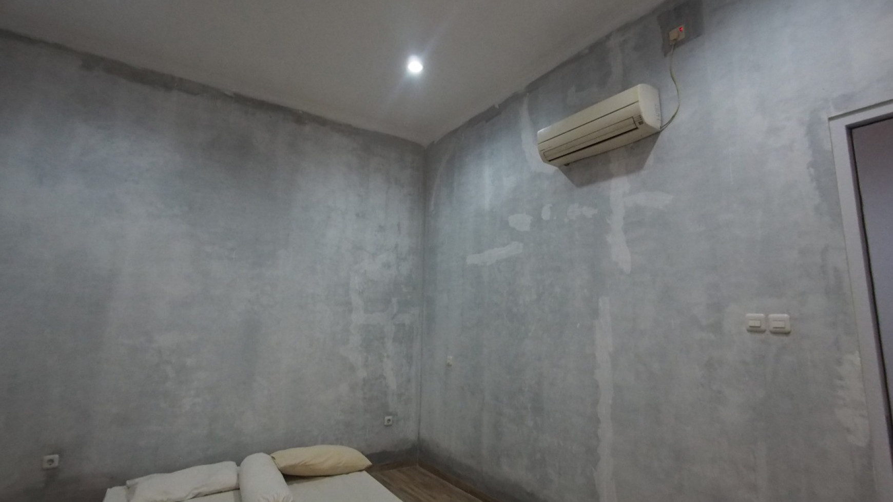 Turun harga Rumah Renovated De Latinos 