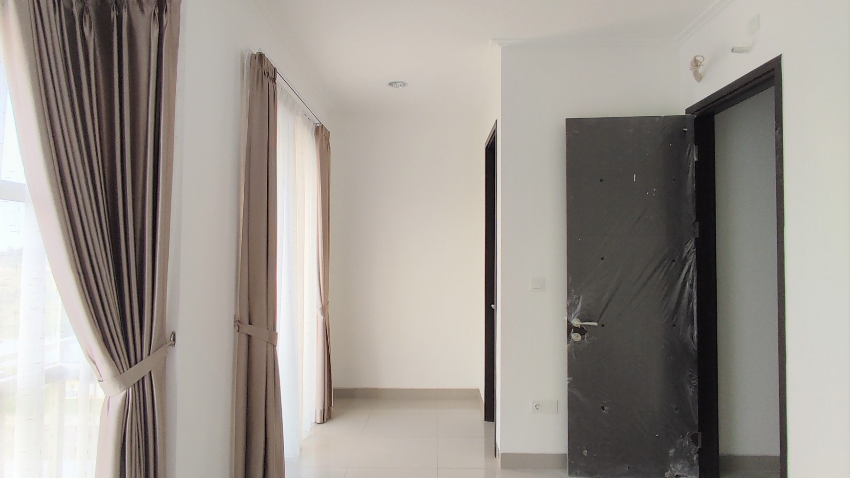 DI S E W A KAN Rumah Hook di PIK2 New -2LT- ada kamar Tidur di lantai 1(dasar) - 70jt/thn