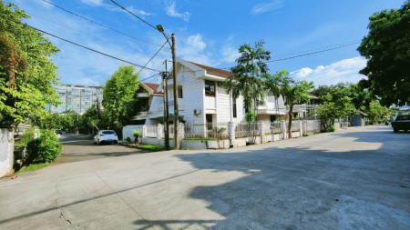 Dijual Rumah Standard Hoek Dekat MKG 