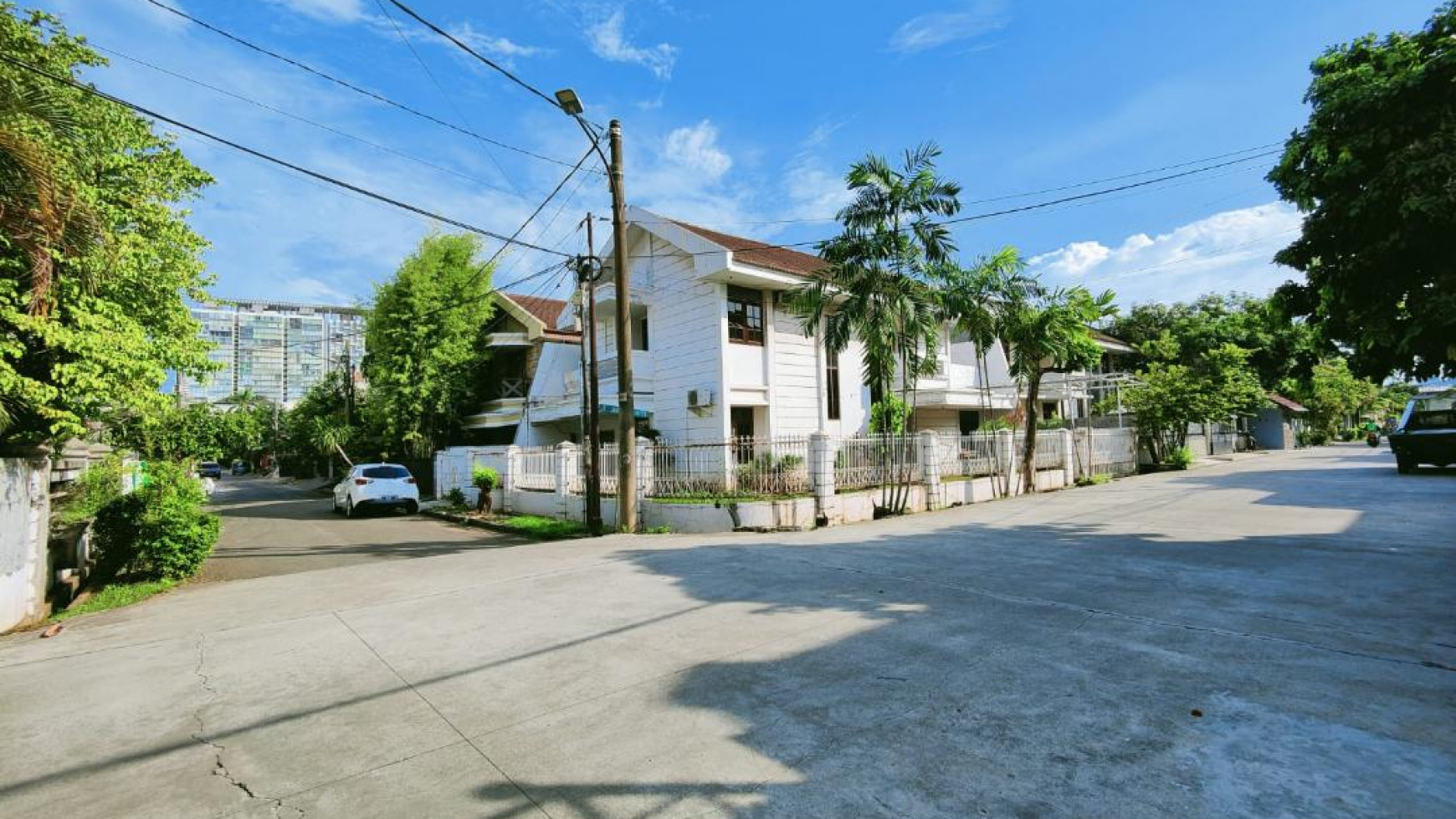 Dijual Rumah Standard Hoek Dekat MKG 