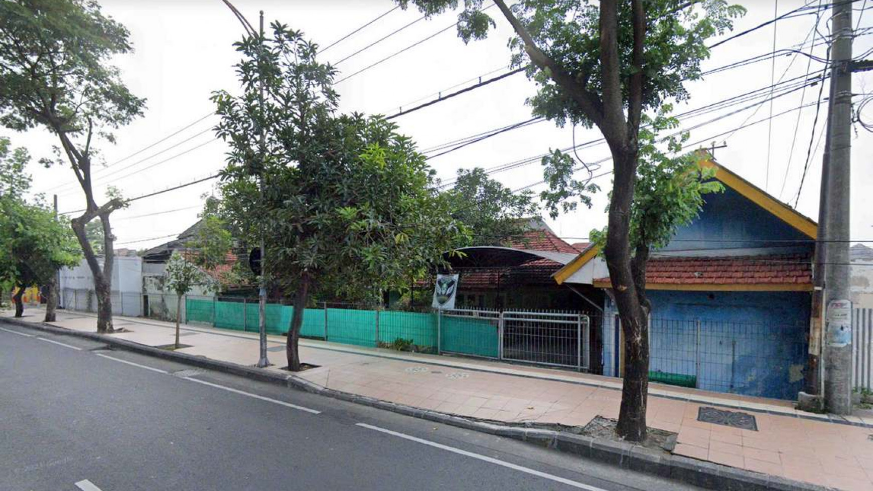 Rumah Cocok untuk Usaha di Raya A.Yani ( Jalan Frontage Timur), Strategis, dekat Hotel, Maspion Square, Mall Royal, RSAL