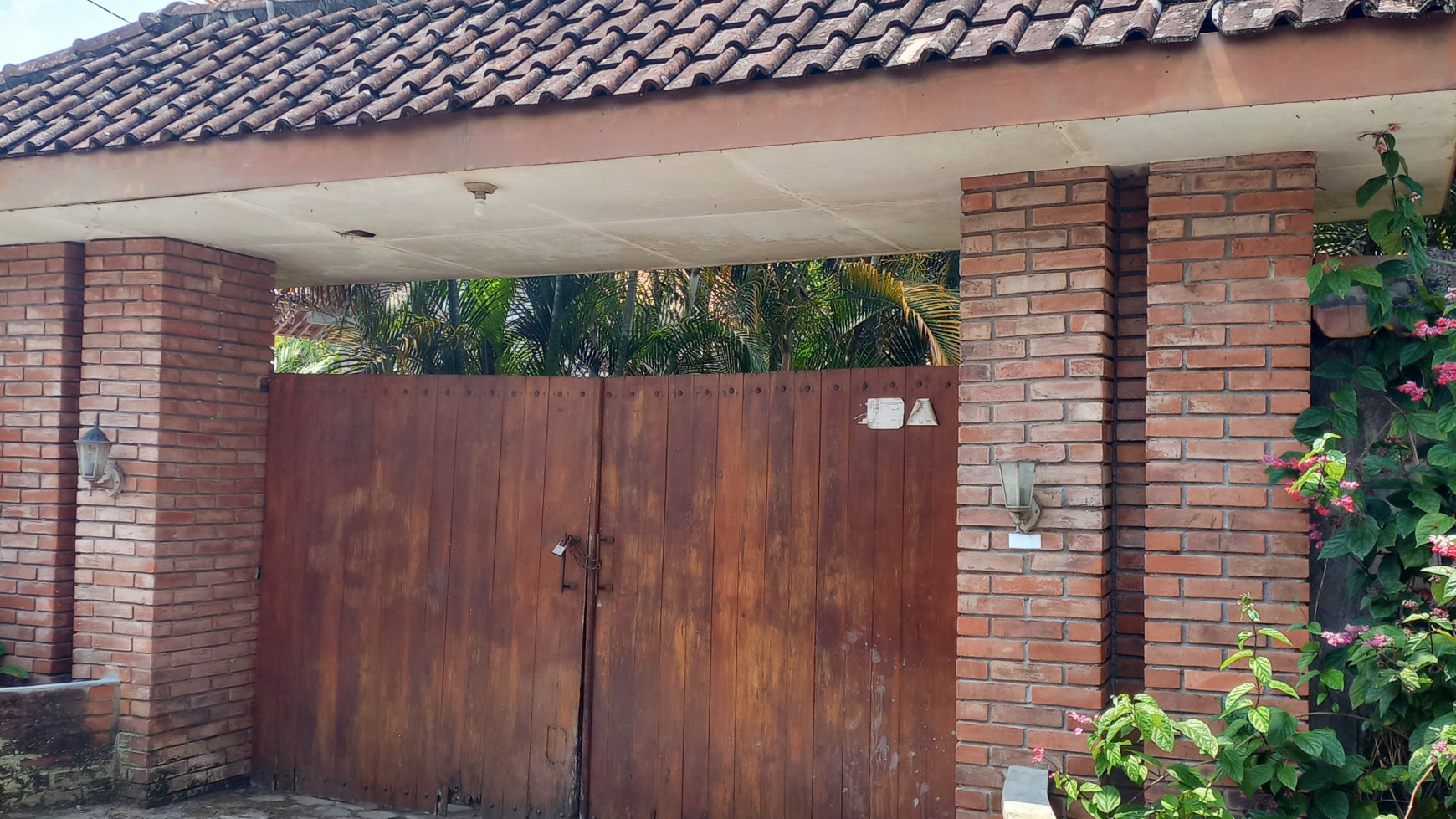 Rumah Dengan Konsep Villa Tropis View Gunung Merapi Turi Sleman