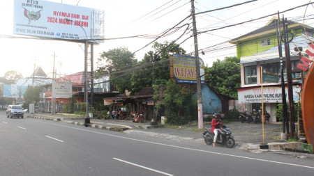 Rumah dan Ruang Usaha Di Area Komersil JL Laksda Adisucipro Yogyakarta