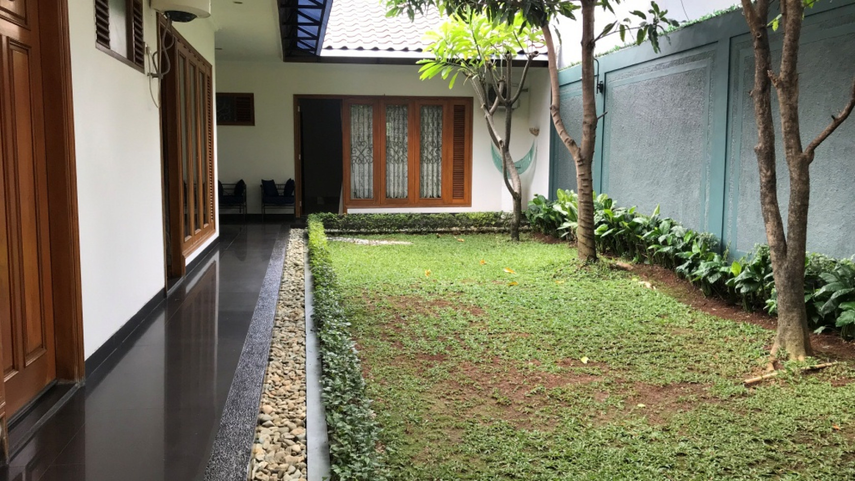 Beautiful Townhouse For Rent at Ampera