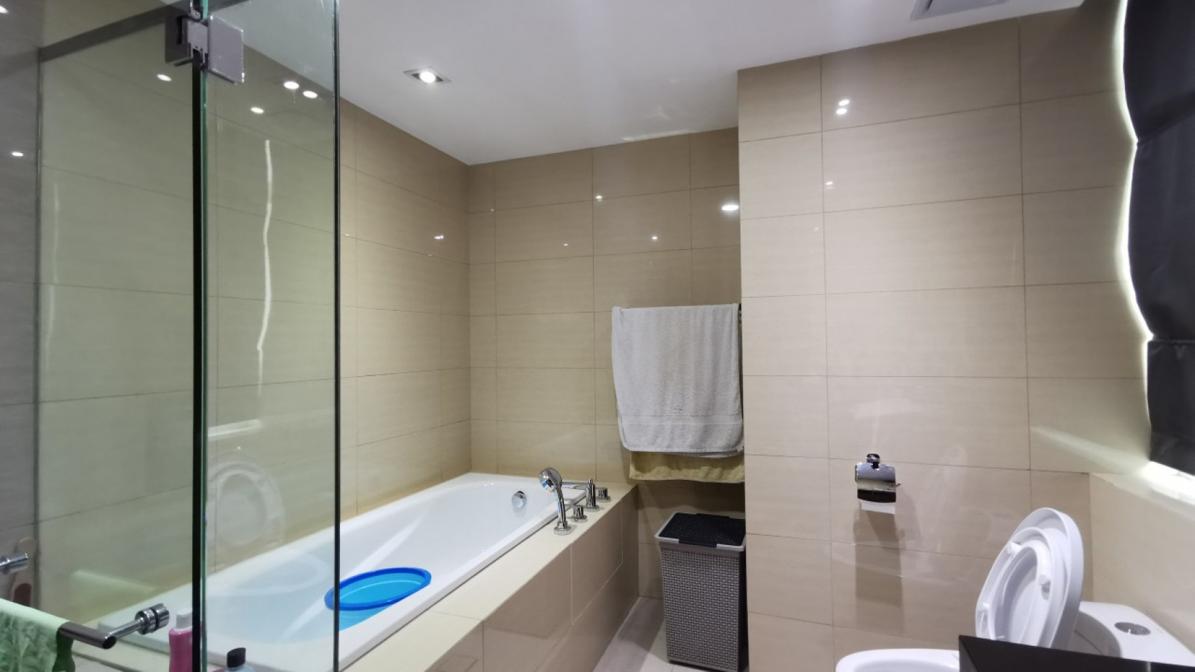 Apartemen Private Lift, Lantai Marmer Furnish nempel, aquarium view pool, The Kensington Twr Addington Luas 148,8m2