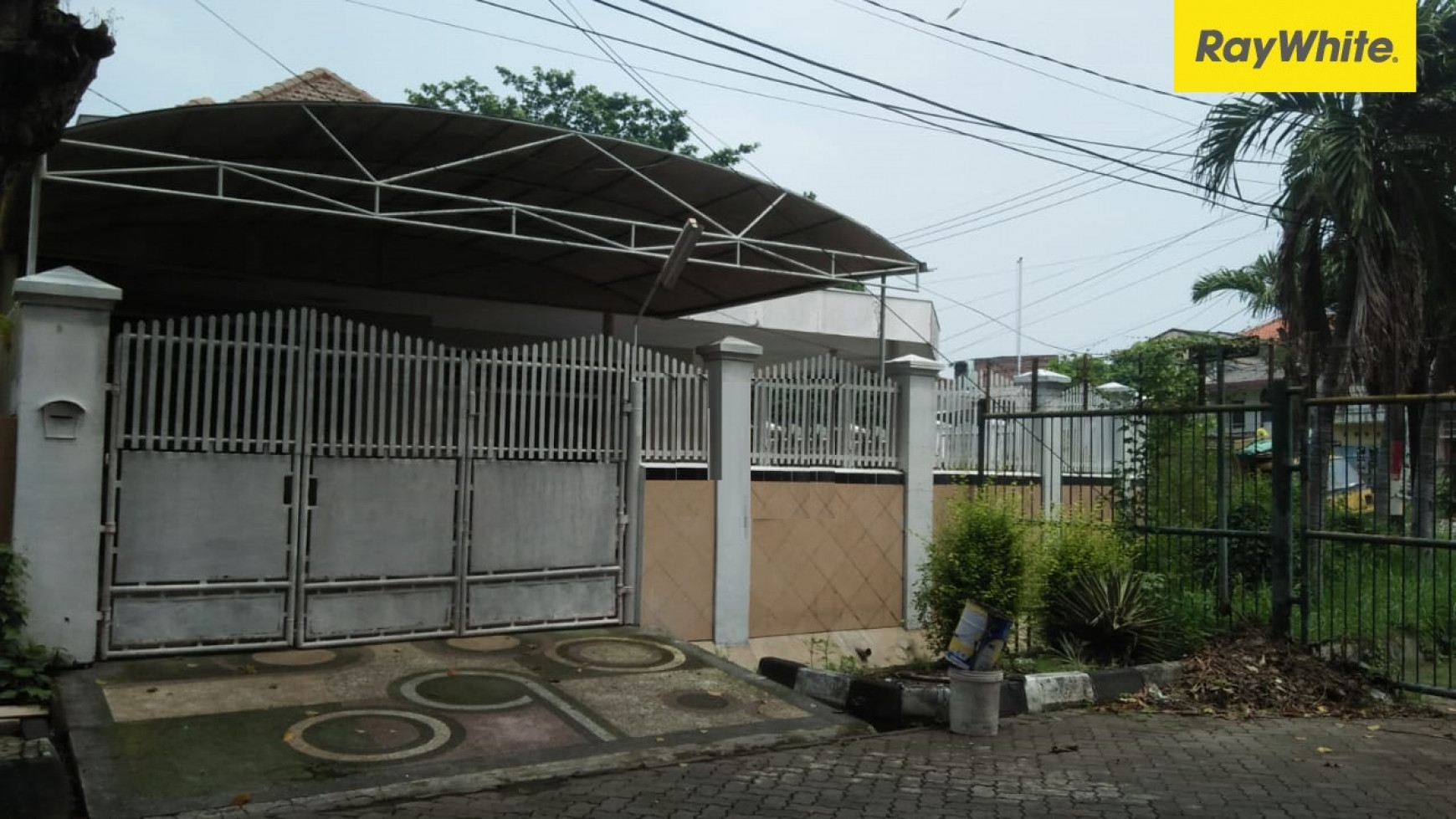 Rumah Hook di Jalan Klabat Surabaya Pusat