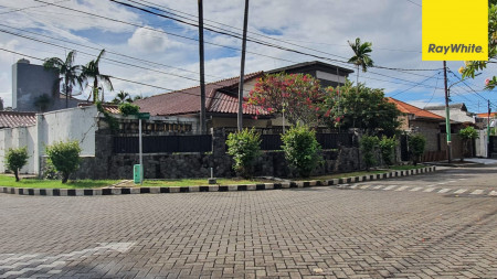 Rumah Hook Ada Kolam Renang di Kupang Indah, Surabaya