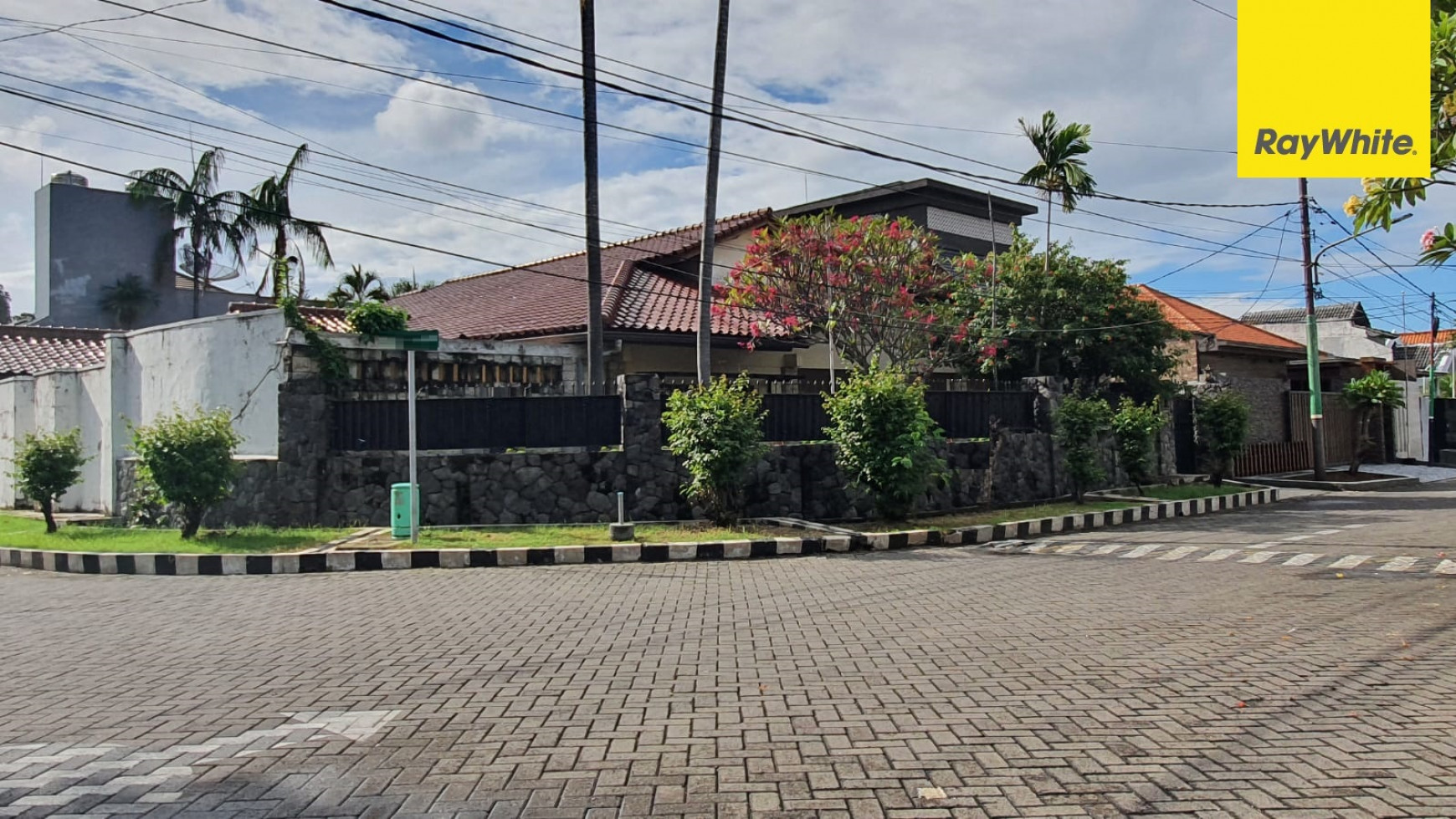 Rumah Hook Ada Kolam Renang di Kupang Indah, Surabaya