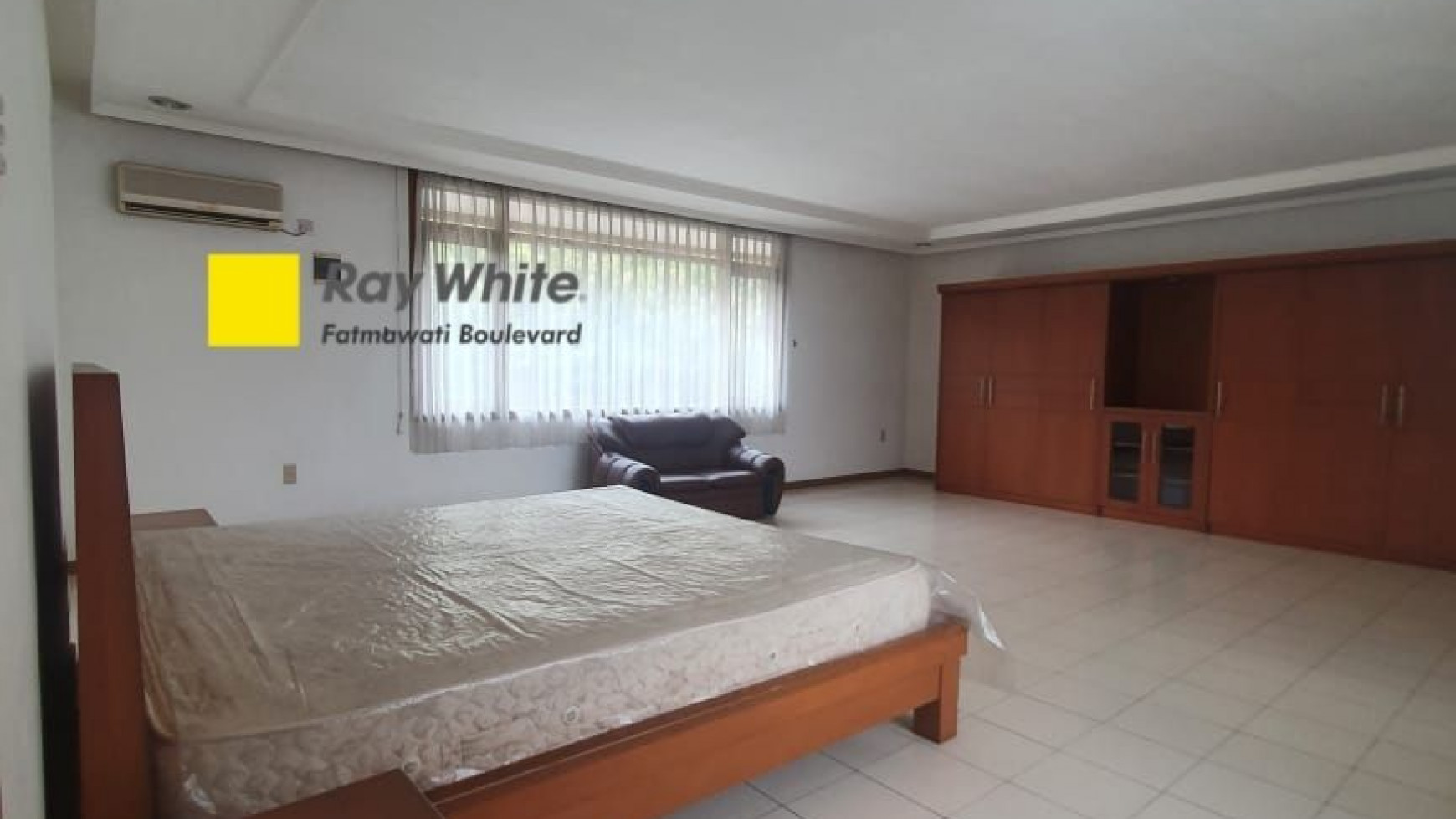 FOR RENT RUMAH KLASIK ASRI DEPAN TAMAN  BUKIT HIJAU - PONDOK INDAH ADA POOL