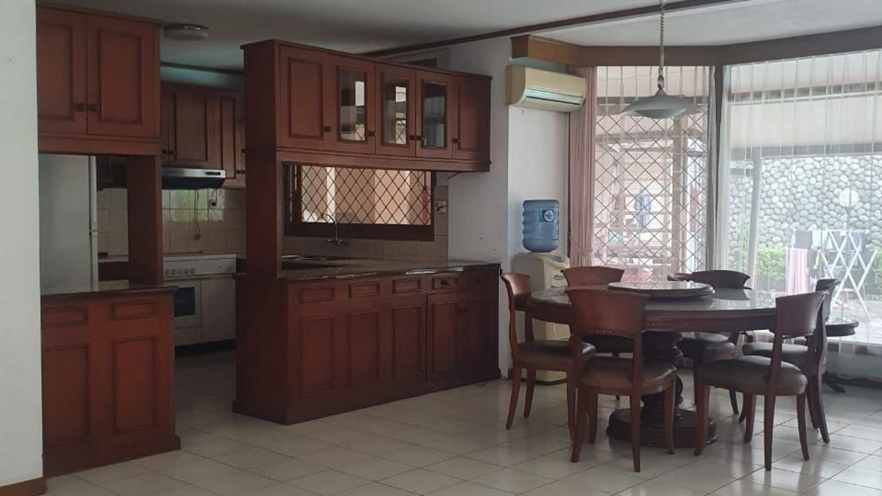 FOR RENT RUMAH KLASIK ASRI DEPAN TAMAN  BUKIT HIJAU - PONDOK INDAH ADA POOL