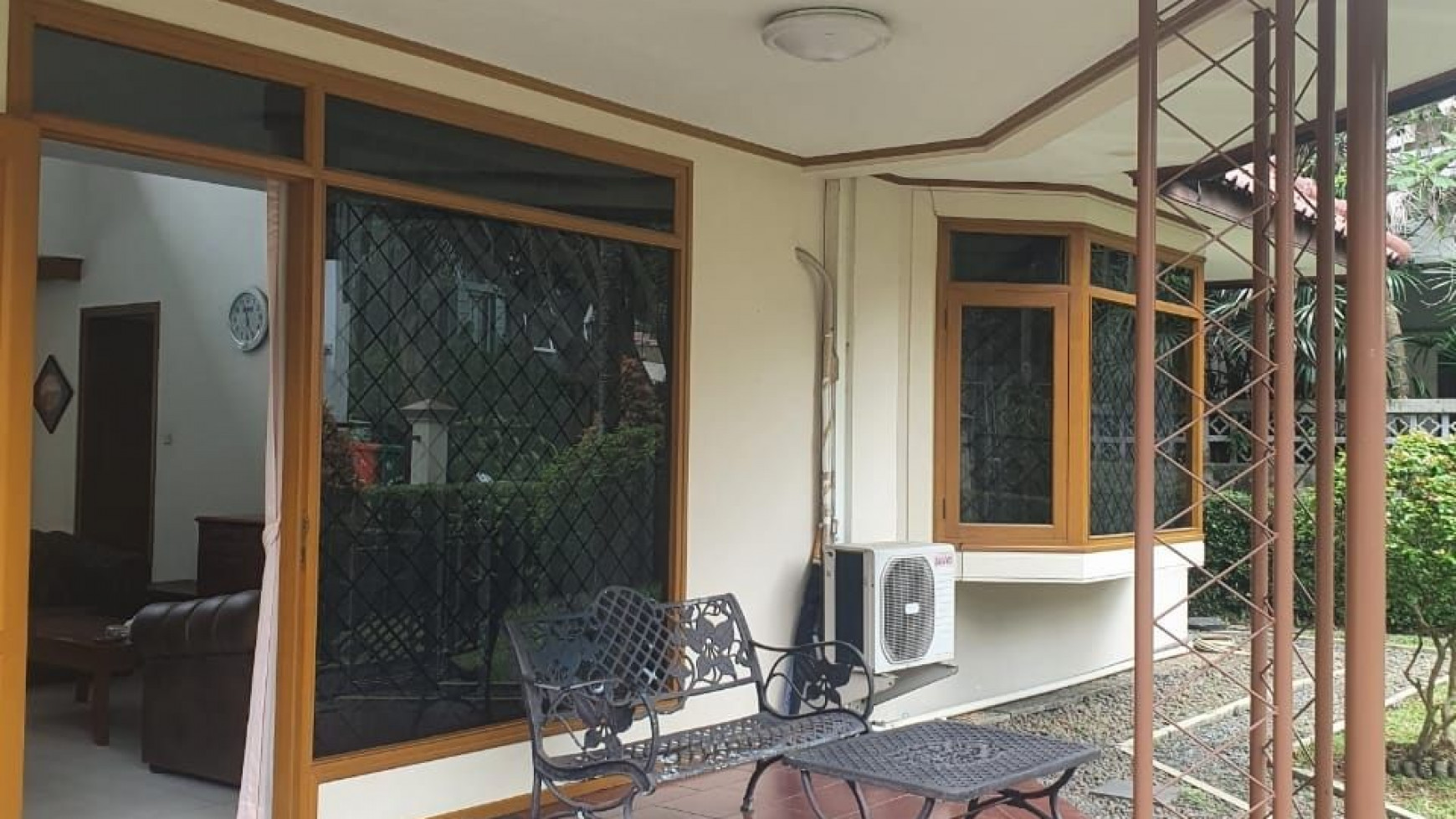 FOR RENT RUMAH KLASIK ASRI DEPAN TAMAN  BUKIT HIJAU - PONDOK INDAH ADA POOL