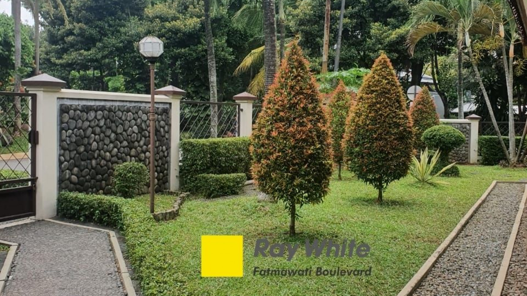 FOR RENT RUMAH KLASIK ASRI DEPAN TAMAN  BUKIT HIJAU - PONDOK INDAH ADA POOL