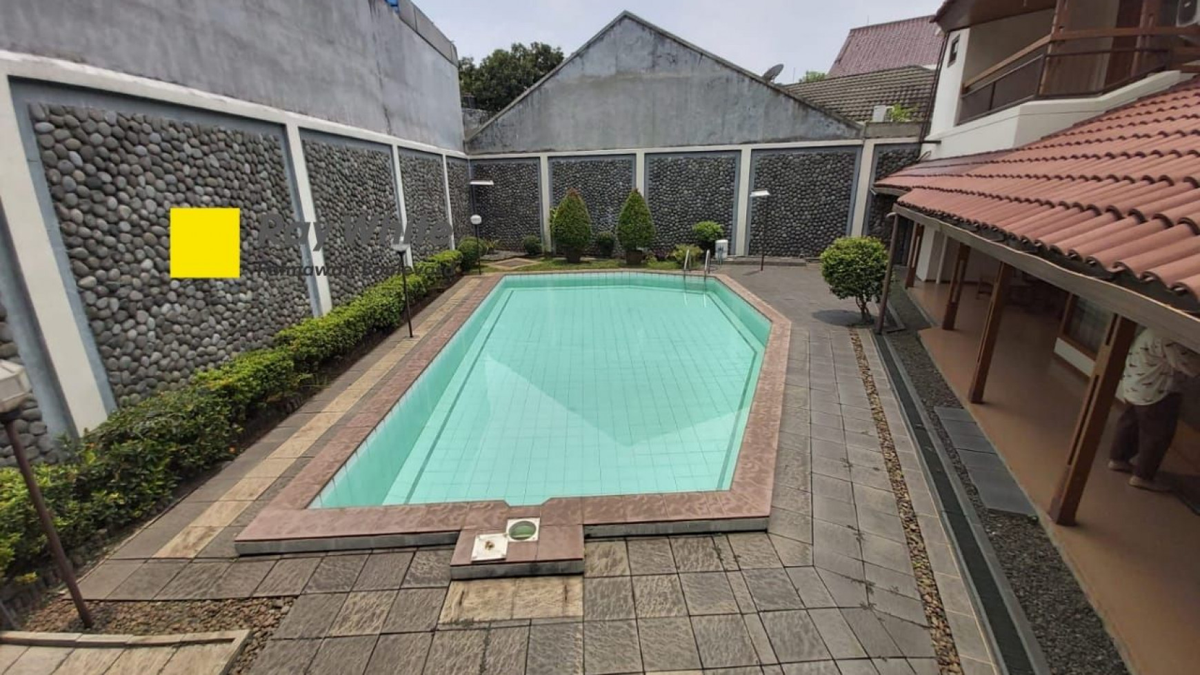 FOR RENT RUMAH KLASIK ASRI DEPAN TAMAN  BUKIT HIJAU - PONDOK INDAH ADA POOL