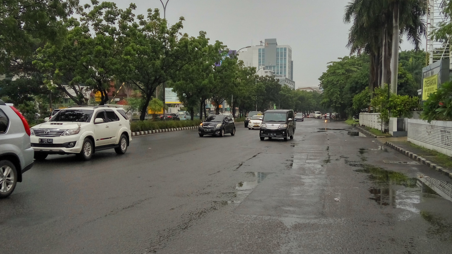 Gedung 3 lantai, cocok untuk bank, show room di Kelapa Gading