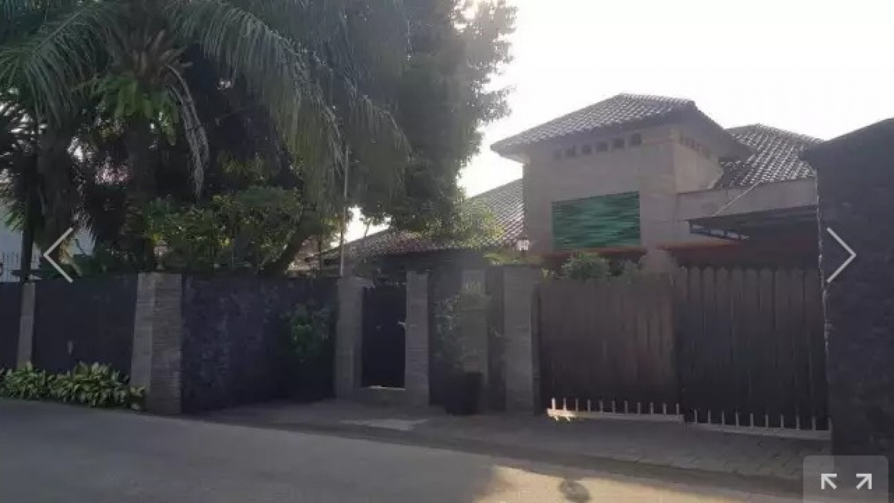 Rumah Luas dan asri  bergaya ala villa bali di kemang barat 