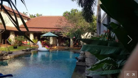 Rumah Luas dan asri  bergaya ala villa bali di kemang barat 