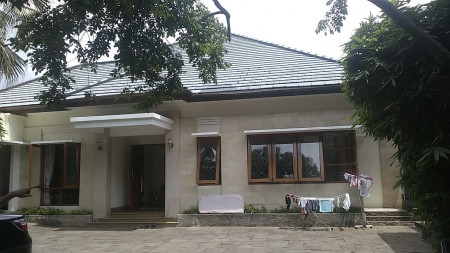 Dijual rumah asri  di kemang dengan desain taman tropis