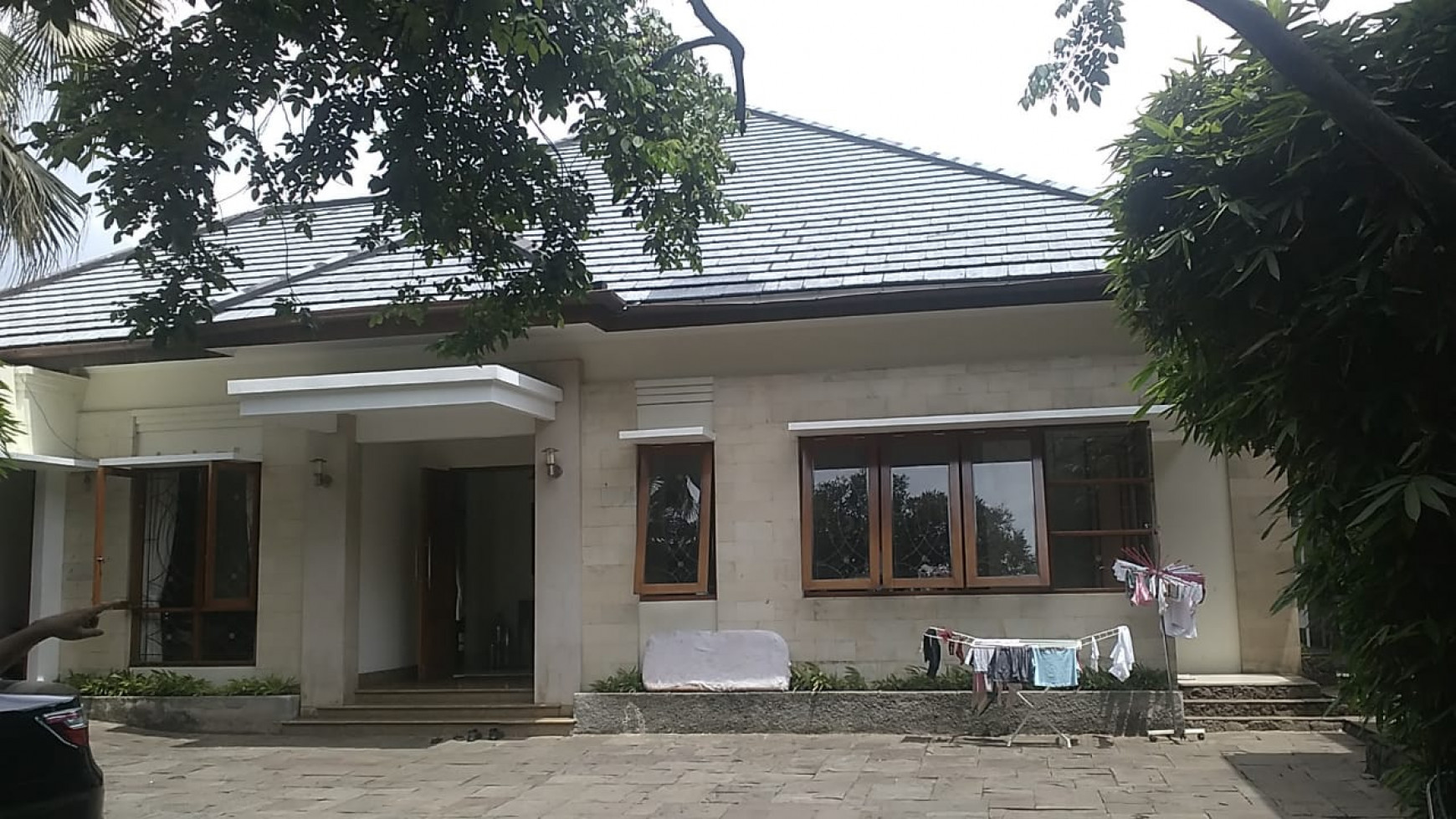 Dijual rumah asri  di kemang dengan desain taman tropis