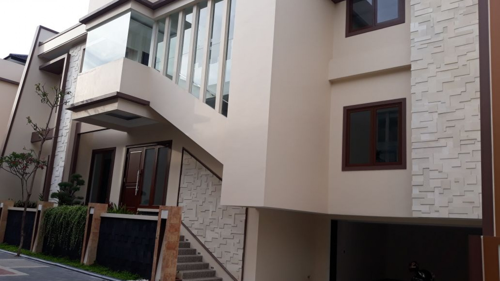 RUMAH BARU TOWNHOUSE MODERN JALAN LEBAR DI RAGUNAN 