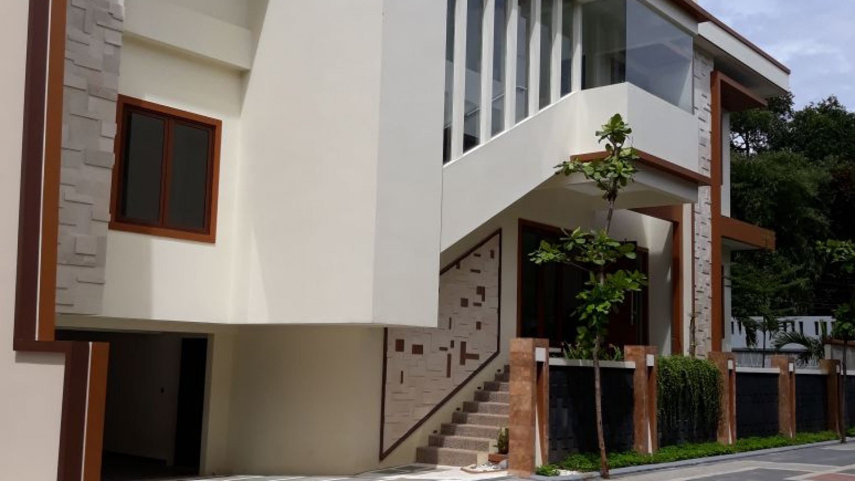 RUMAH BARU TOWNHOUSE MODERN JALAN LEBAR DI RAGUNAN 