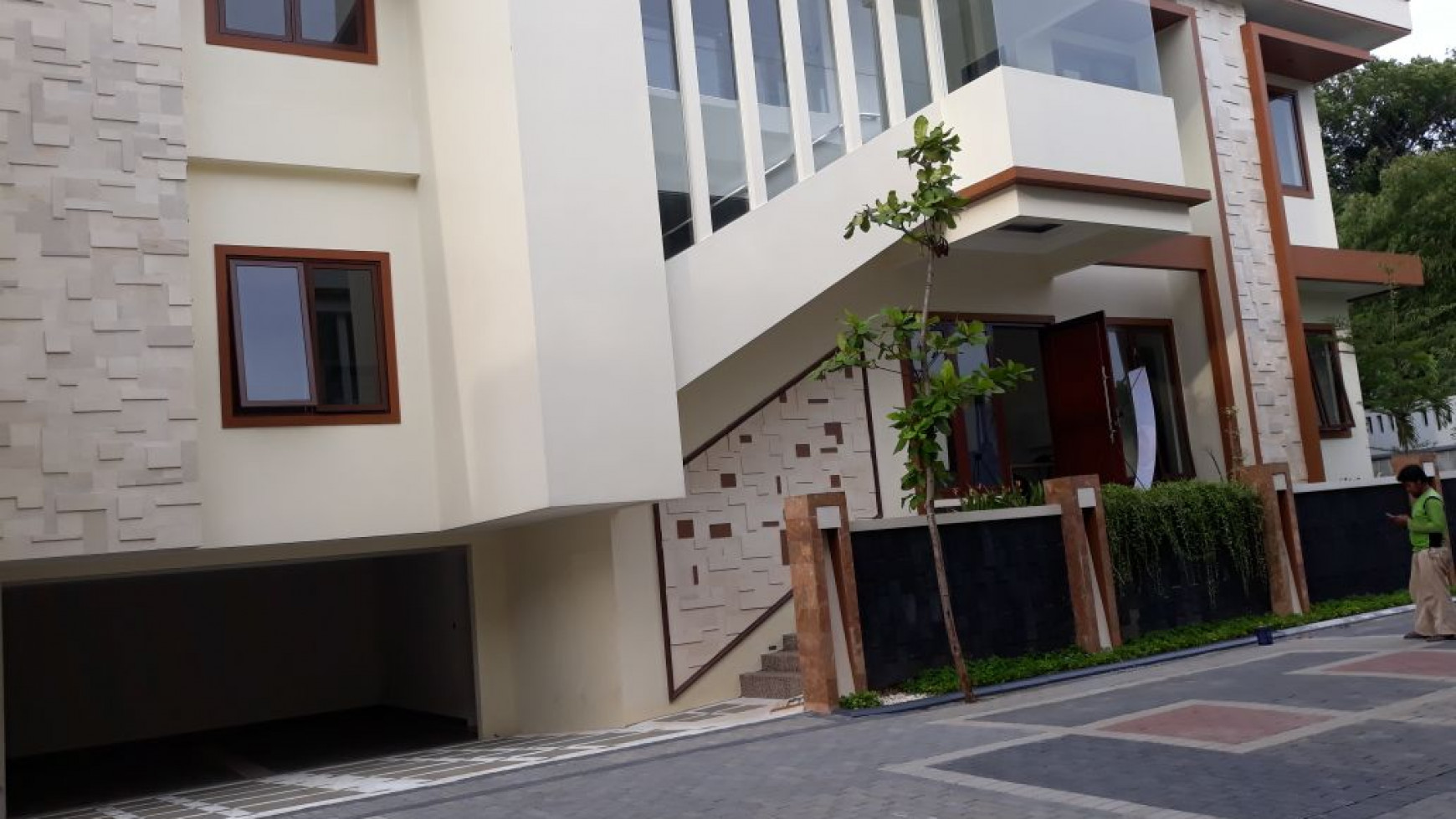 RUMAH BARU TOWNHOUSE MODERN JALAN LEBAR DI RAGUNAN 