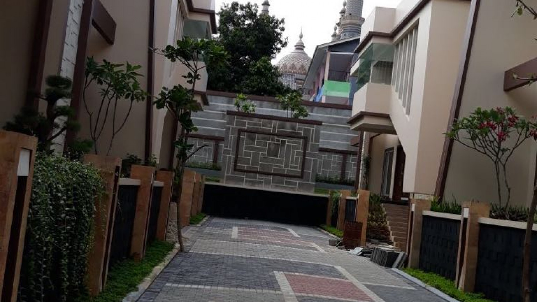 RUMAH BARU TOWNHOUSE MODERN JALAN LEBAR DI RAGUNAN 