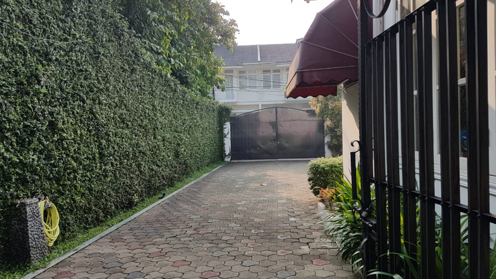 Rumah cantik dengan taman luas area lebak bulus jaksel 