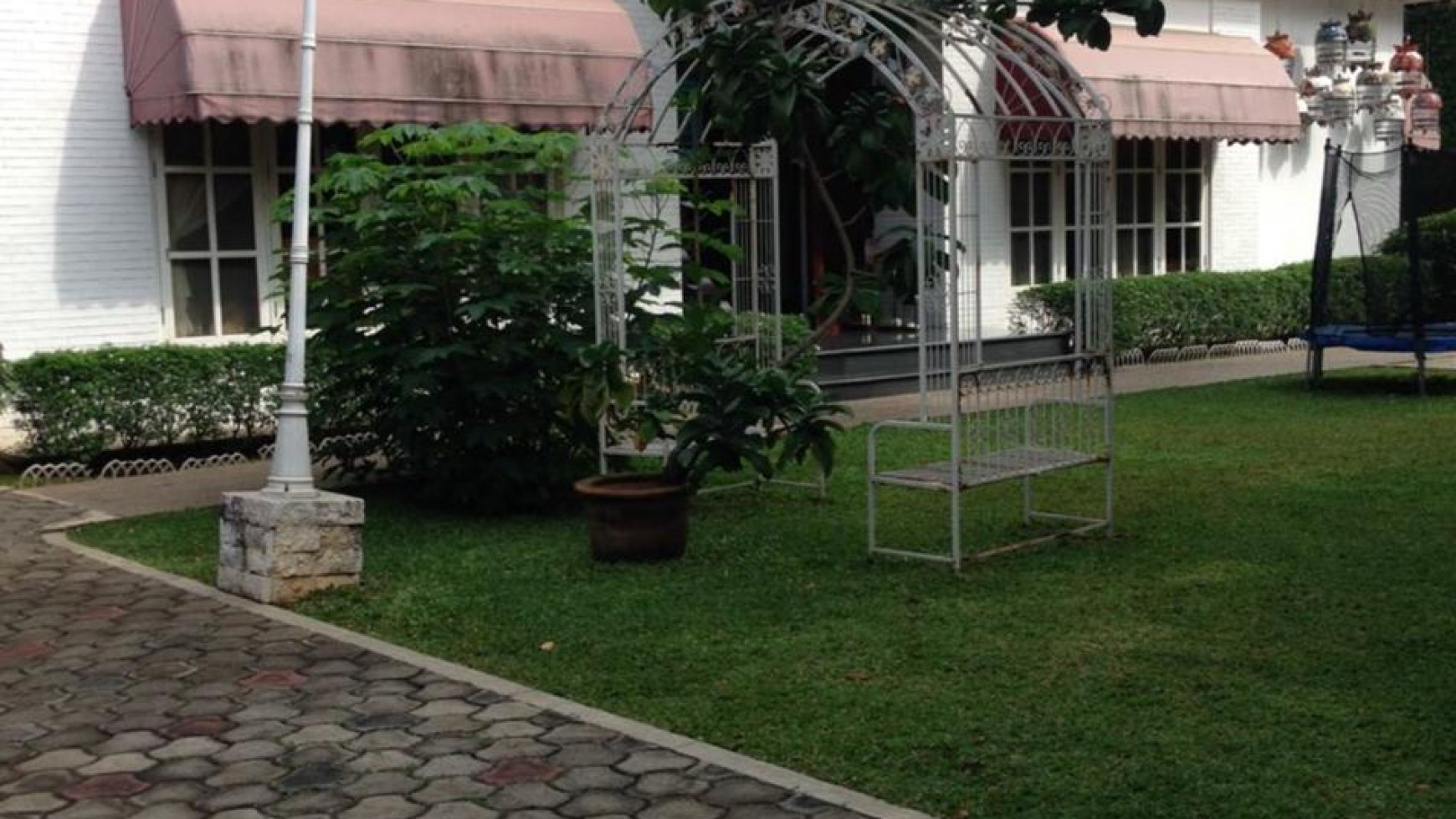 Rumah cantik dengan taman luas area lebak bulus jaksel 