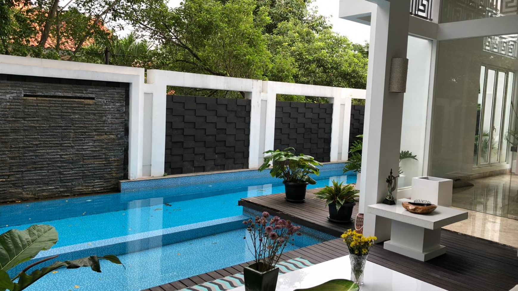 Dijual Rumah Cantik Modern Minimalis Dilengkapi dengan Lift dan rooftop kereng di Kemang