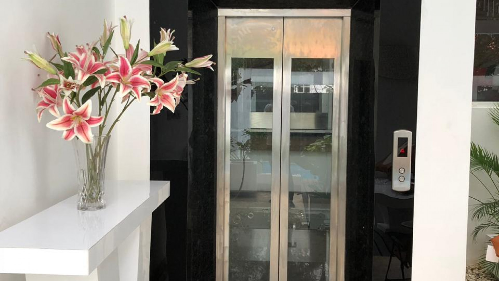 Dijual Rumah Cantik Modern Minimalis Dilengkapi dengan Lift dan rooftop kereng di Kemang