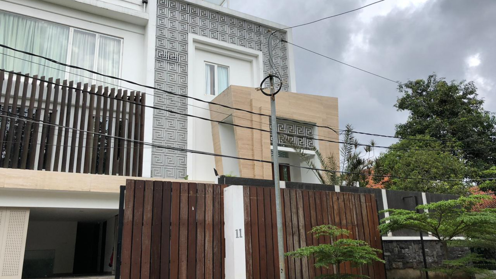 Dijual Rumah Cantik Modern Minimalis Dilengkapi dengan Lift dan rooftop kereng di Kemang