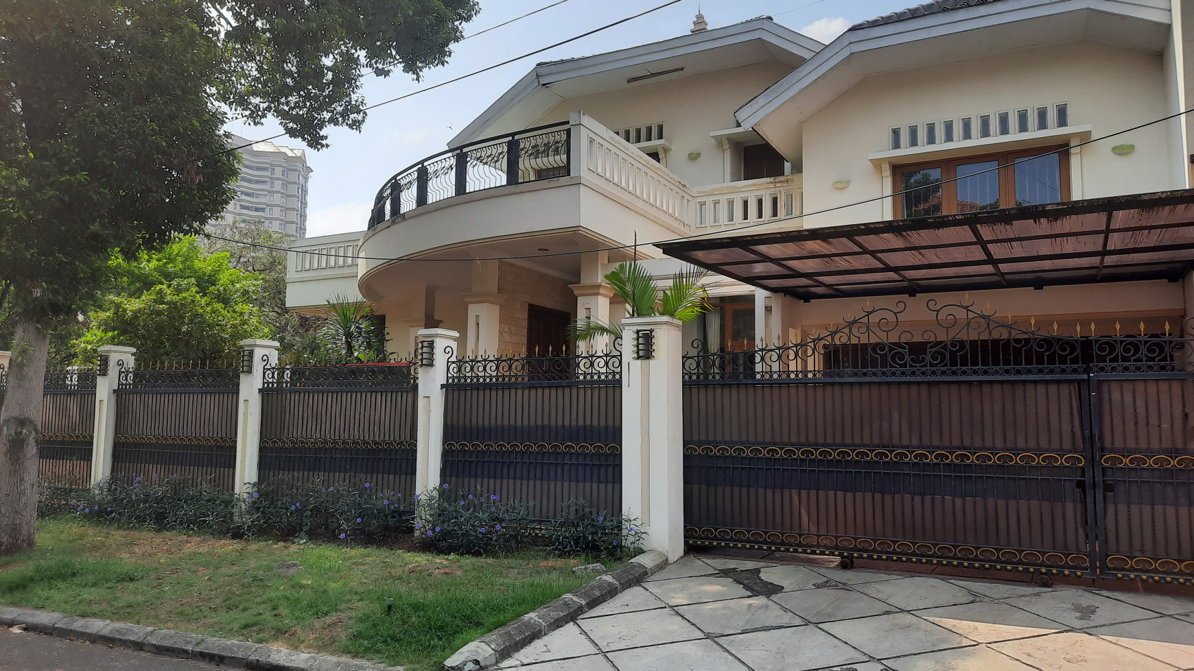 RUMAH  MEGAH LINGKUNGAN ASRI JALAN LEBAR - PONDOK INDAH 