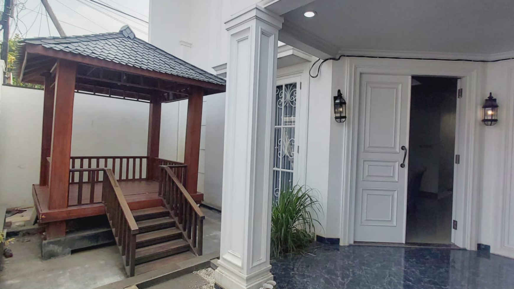 RUMAH CLASSIC MODERN JALAN LEBAR DAN TENANG TEBET TIMUR 