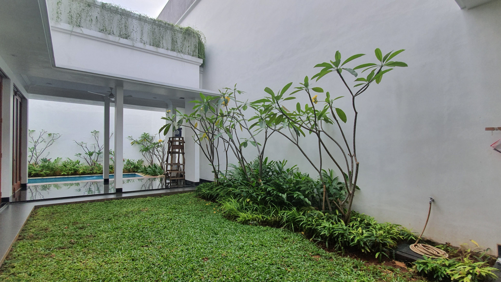 RUMAH BRAND NEW DESIGN MODERN GAYA VILLA JALAN LEBAR-PONDOK INDAH 